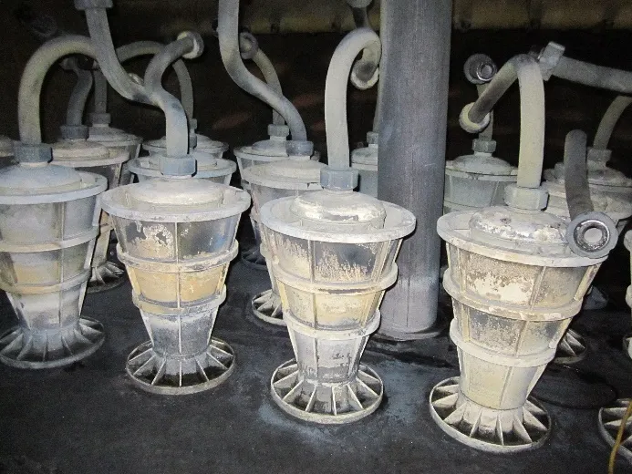 Liquid-fed internals inside a scrubber column